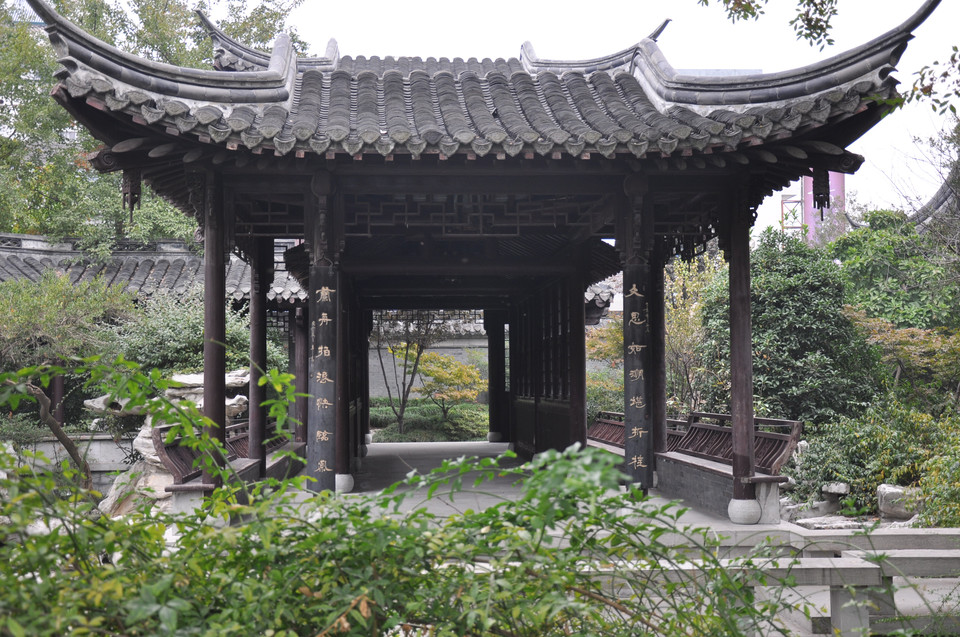  “乔园”前身最初为明代陈鸢旧居。神宗万历年间（1573－1620），其孙太仆寺卿陈应芳倚宅建园，取晋陶渊明《归去来辞》中“园日涉以成趣”句意，命名为“日涉园”。这即是该园的最初一段历史。从这一时期的地方文献上看，明《万历泰州志》的残本 以及稍后的明《崇祯泰州志》对“日涉园”均只字未提（《崇祯泰州志》对宋代几处私园遗址有详尽记载），直到《道光泰州志》中，当时已更名“三峰园”的“日涉园”才始见略载。可见“日涉园”其间，园林名声尚未彰显。相较之下反园主陈应芳比日涉园更为时人所重，《崇祯泰州志》卷六《人物志》即对陈应芳有详细记载。