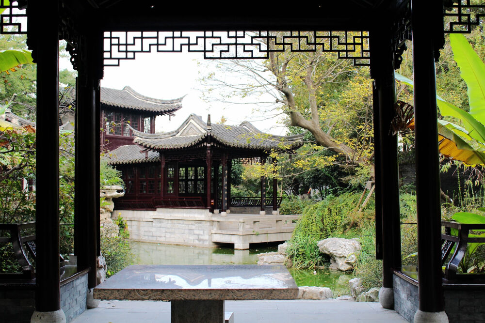  “乔园”前身最初为明代陈鸢旧居。神宗万历年间（1573－1620），其孙太仆寺卿陈应芳倚宅建园，取晋陶渊明《归去来辞》中“园日涉以成趣”句意，命名为“日涉园”。这即是该园的最初一段历史。从这一时期的地方文献上看，明《万历泰州志》的残本 以及稍后的明《崇祯泰州志》对“日涉园”均只字未提（《崇祯泰州志》对宋代几处私园遗址有详尽记载），直到《道光泰州志》中，当时已更名“三峰园”的“日涉园”才始见略载。可见“日涉园”其间，园林名声尚未彰显。相较之下反园主陈应芳比日涉园更为时人所重，《崇祯泰州志》卷六《人物志》即对陈应芳有详细记载。