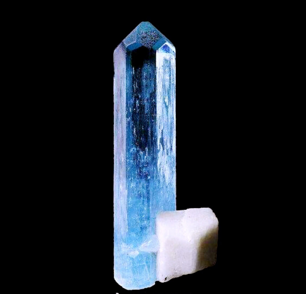 海蓝宝 Aquamarine 犹如大海一样深邃的蓝色，清澈见底 ​​​