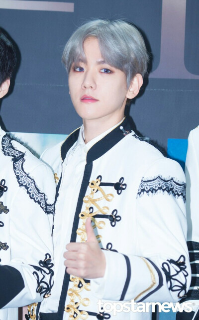 EXO 边伯贤 BAEKHYUN
新闻图也美貌的贤