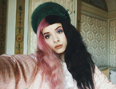 牙牙 Melanie Martinez 牙缝妹 欧美歌手 女神 自拍