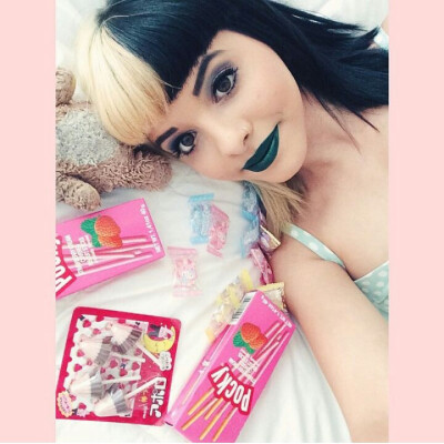 牙牙 Melanie Martinez 牙缝妹 欧美歌手 