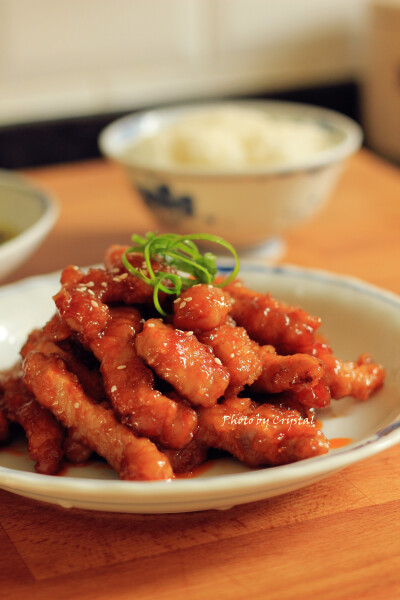 昨天与孩子的两人午餐，孩子因感冒，胃口不怎么好，烧了个茄汁排条，酸溜开胃很是美味，炒了个素，蒸了个自已做的八宝饭，打了一杯红枣红豆浆。