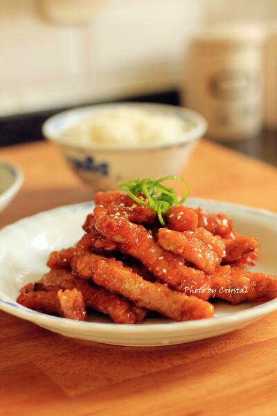 昨天与孩子的两人午餐，孩子因感冒，胃口不怎么好，烧了个茄汁排条，酸溜开胃很是美味，炒了个素，蒸了个自已做的八宝饭，打了一杯红枣红豆浆。