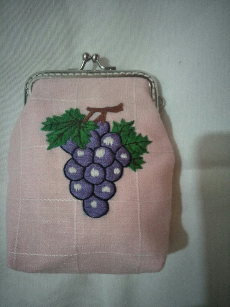 自制刺绣葡萄口金包
