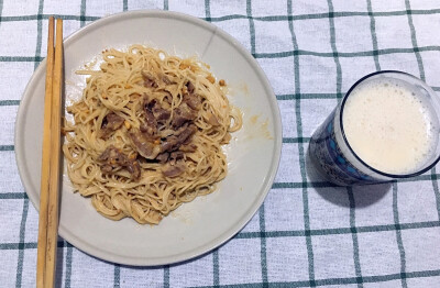 花生酱拌面，豆奶