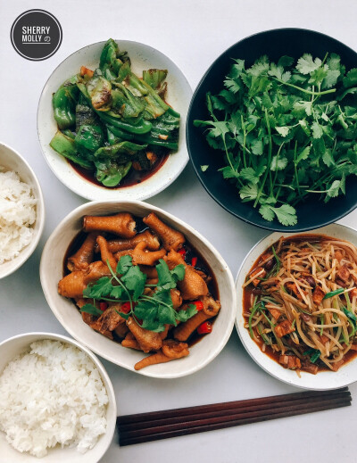 好几天没正经做饭吃了
一下子做的都是下饭菜
吃完一大碗饭 好饱～