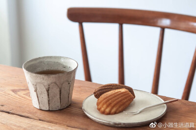 【小器選品】戶田文浩 系列作品
季節轉換，餐桌上的定番器具—杯子，也乘著秋風一同換季。戶田文浩的作品，粗糙的陶土質地下是極為細緻的手感，而多種層次的釉色更是令人著迷。
黑與白的柔手杯、面取豬口杯、柔手…