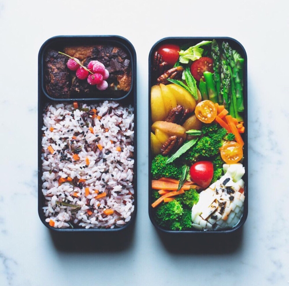 花花绿绿的素食便当，水果，蔬菜，粗粮