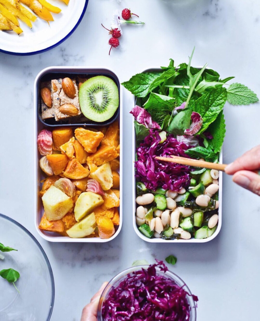 花花绿绿的素食便当，水果，蔬菜，粗粮