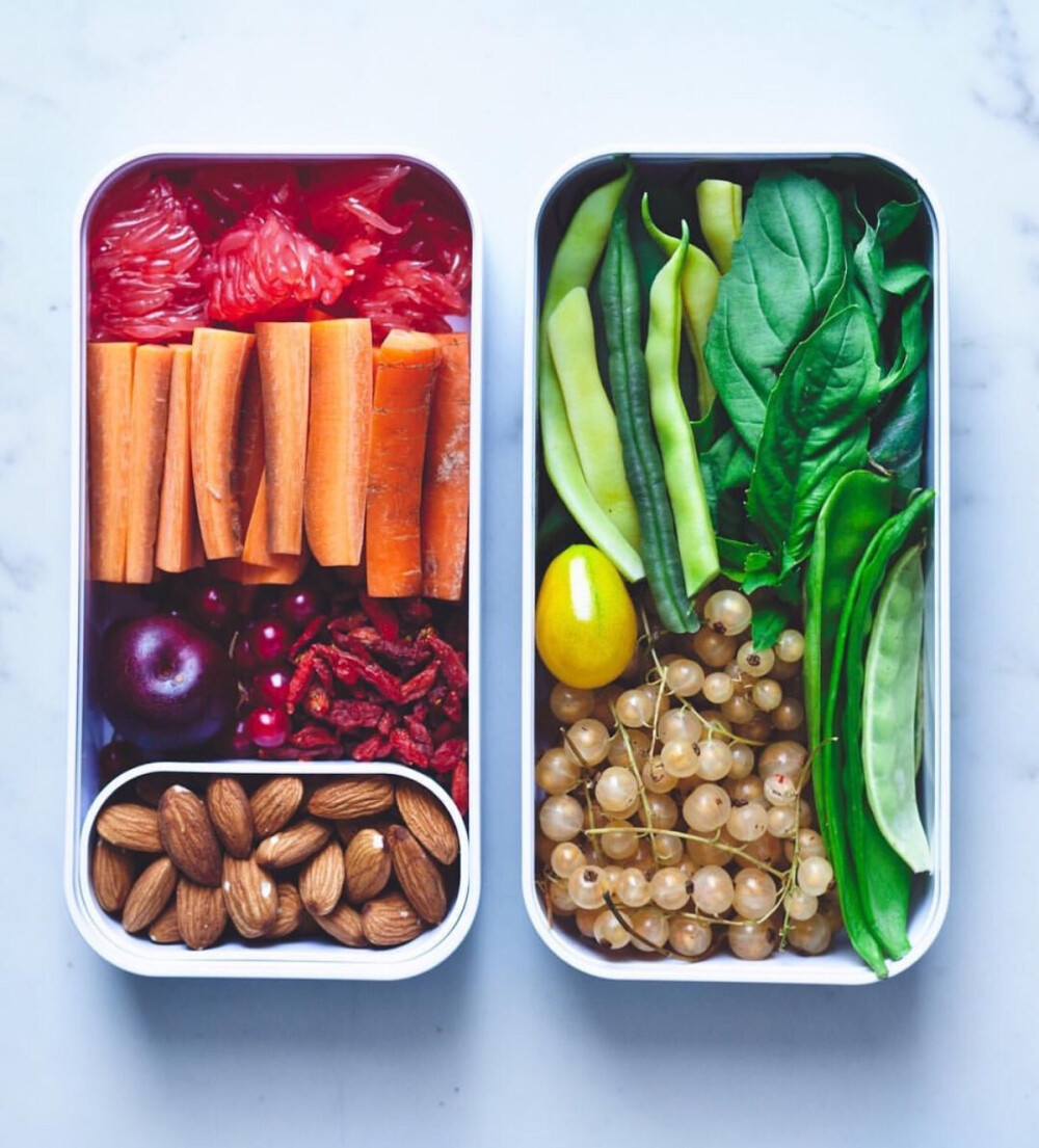 花花绿绿的素食便当，水果，蔬菜，粗粮