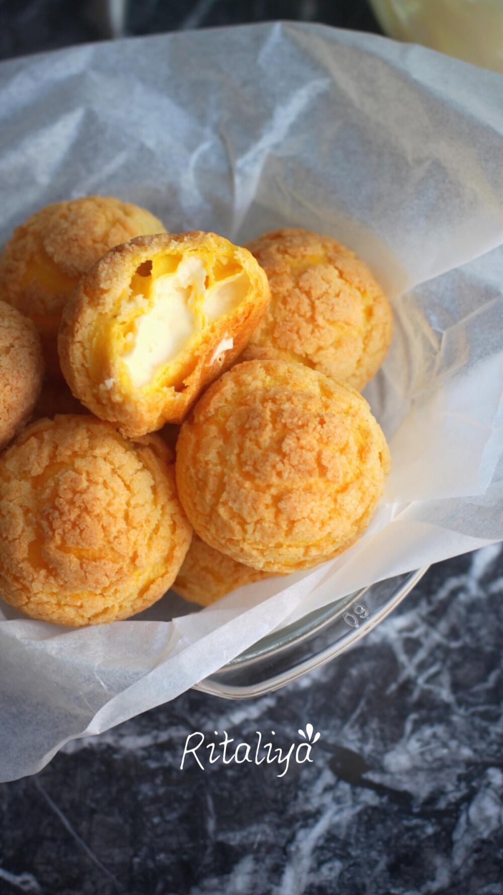 酥皮泡芙 第一次做就妥妥的成功了,里面的卡士达馅糖量减半果然肥肠