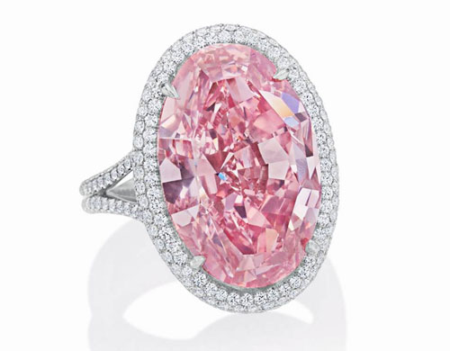 11月28日，14.93ct椭圆形粉钻「Pink Promise」在香港拍卖成交，成交价2.4985亿港币（约合3186万美元，含佣金）。这颗粉钻的单克拉拍卖价达到213万美元，在目前粉钻公开拍卖记录中位列第二。「Pink Promise」是一颗 Type IIa 型钻石，最初在2013年被美国宝石学家 Stephen Silver 购得。当时这颗钻石重16.21ct，色级为 Fancy Intense Pink 浓彩粉色。Stephen Silver 认为这颗钻石如果重新切割，能够获得更好的色彩，因此将其重新切割至14.93ct，色级也提升至 Fancy Vivid Pink 鲜彩粉色。