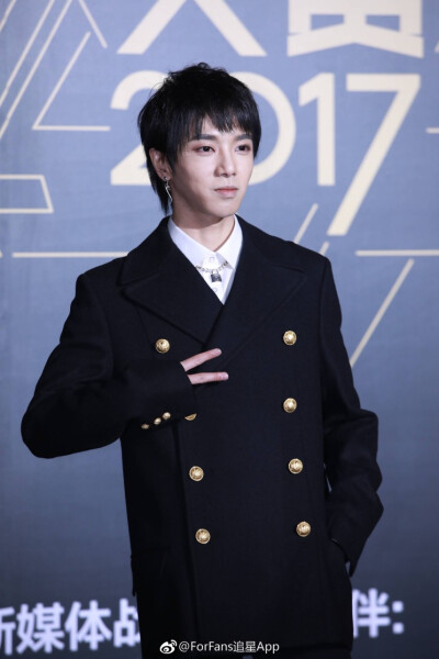 华晨宇 2017.12.3 腾讯视频星光大赏 荣获 VIP年度歌手 年度综艺之星 红毯高清