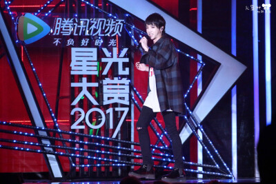 华晨宇 2017.12.3 腾讯视频星光大赏 荣获 VIP年度歌手 年度综艺之星 献唱《智商二五零》