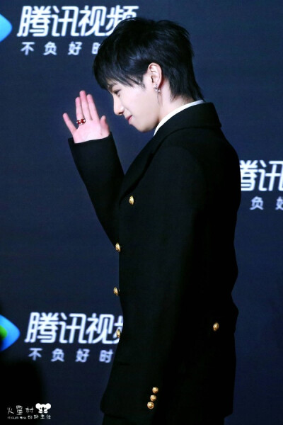 华晨宇 2017.12.3 腾讯视频星光大赏 高清红毯 荣获 VIP年度歌手 年度综艺之星 献唱《智商二五零》