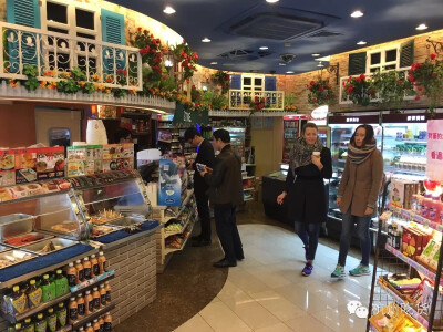 小编打探到，杭城的一家便利店，用一种文艺的方式，“模糊”了快餐店与便利店的定位。频频跨界餐饮圈，不惜打出了“解放一日三餐”的旗号，让餐饮业内人士颇为头疼的便利店，呈现出逆势上扬的趋势。面对新竞争者，餐…