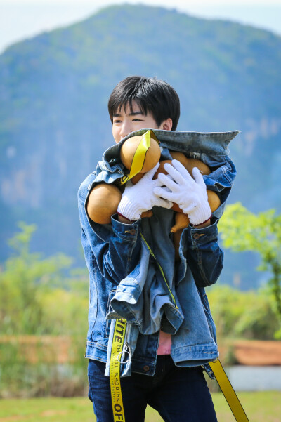 王俊凯 2017.04.20《高能少年团》录制 cr：logo