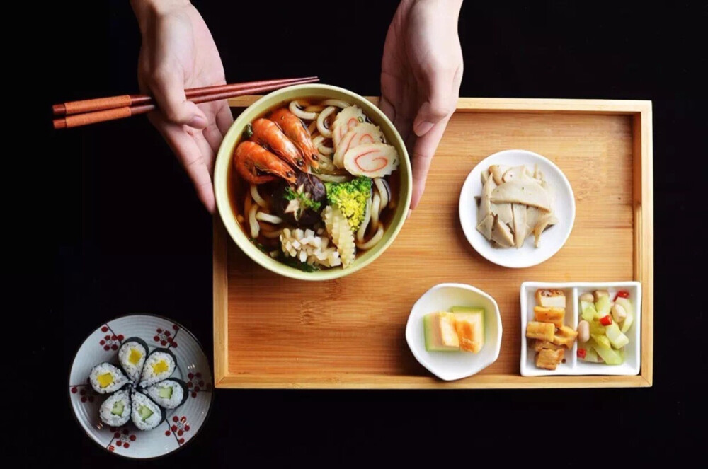 日式海鲜拉面定食
深色的高汤里，蜷在表面的红虾和鱿鱼花下，藏着一团胖实的拉面，一切都显得那么刚好，能一滴汤都不剩……