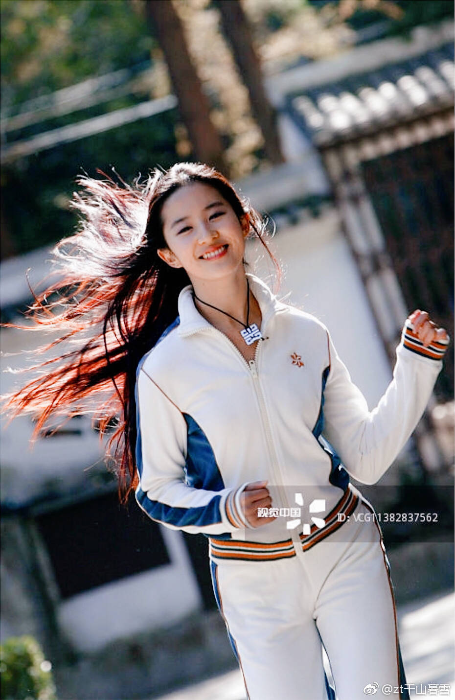 刘亦菲运动服青春洋溢