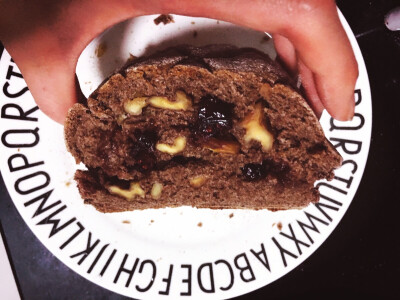 黑麦+蔓越莓+核桃，自己做的黑面面包实诚没有防腐剂，用了羊奶无油无糖