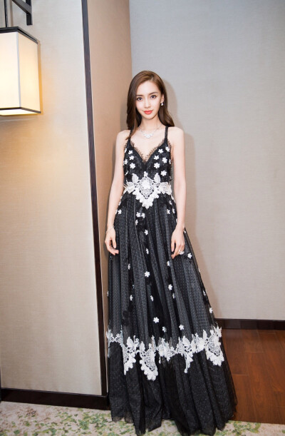 #美图系列##杨颖# @angelababy 出席@嘉人 #2017嘉人中国风# 十周年盛典。 ​​​