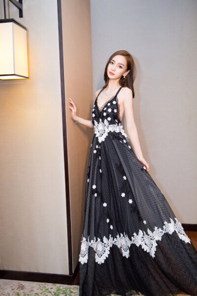 #美图系列##杨颖# @angelababy 出席@嘉人 #2017嘉人中国风# 十周年盛典。 ​​​