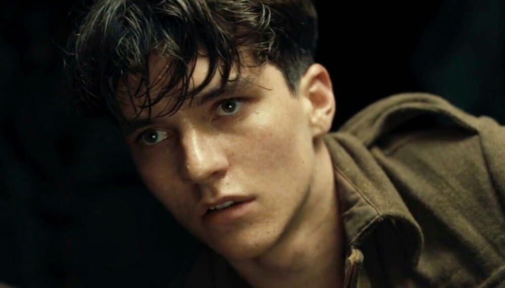 菲恩.怀特海德（Fionn Whitehead）
像雾一样疏离又冷清的气质，却搭上19岁男孩子少年感的长相，真的让人很着迷呀
图源微博@Tallulah_law