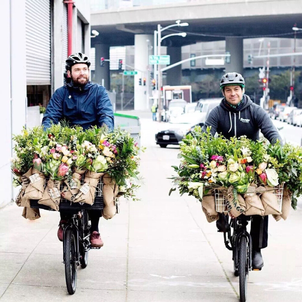 即使是美国这样的科技城市，电商发达程度尚且不如我们，他们甚至还保留了骑自行车送花的习惯，但是看起来却是赏心悦目，一边觉得好酷，一边觉得看上去美极了！