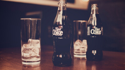 没有什么是一瓶可乐解决不了的，有就两瓶