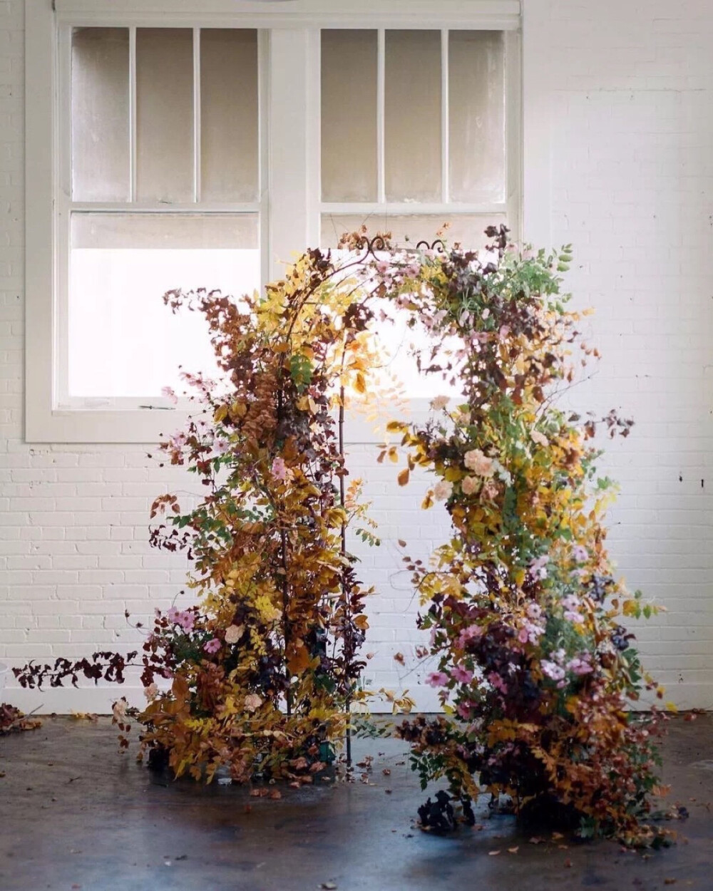 结合每一个主题，我们都会在工作室中搭建相应的美好场景，供你来拍大片。你可以是摄影师，也可以是模特儿，插花完成后，就是自由自在的派对时间。我们鼓励手机摄影，并希望为此交流经验。当然，如果你有空，也可以来和我们一起搭建场景，体验专业的花艺师是如何工作的。