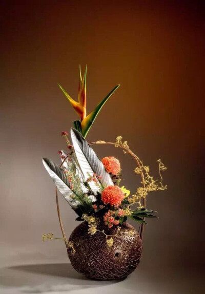 《红楼梦》中就写道，莺儿的娘能把各种花草晒干，编成干花花篮。莺儿继承了妈妈的巧艺，她一边在大观园的柳堤上行走，一边随手折下嫩条，编出一个翠叶玲珑的提梁篮儿，再插上沿途采摘的花枝，让一向清高的黛玉都笑赞…