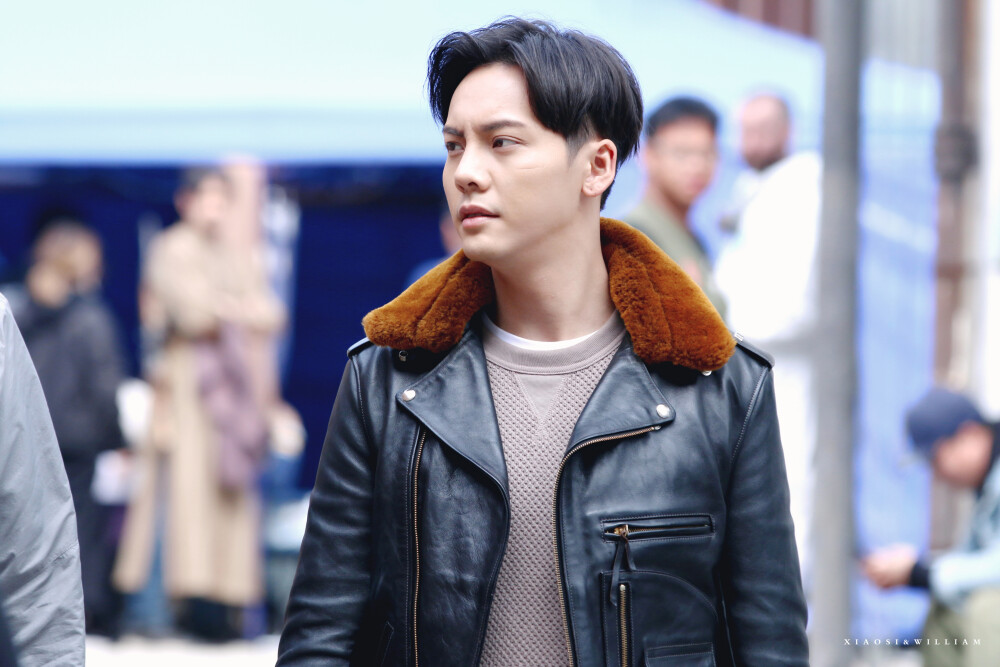 【陈伟霆 William Chan】171209 橙红年代 刘子光 探班 3680 x 2453 px (图源：微博 @小偲_XIAOSI weibo.com/1801234674/FyRLC3Z8y)