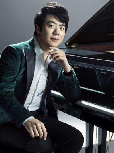 郎朗，1982年6月14日出生于辽宁省沈阳市沈河区，钢琴演奏者，毕业于美国柯蒂斯音乐学院。
1999年，参加美国芝加哥“拉维尼亚音乐节”世纪庆典明星音乐会，从而开始了他的音乐演奏生涯。2001年，在人民大会堂进行100…