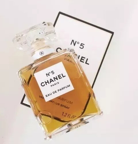 香奈儿 5号
Chanel N°5
作为世界上第一款乙醛花香调的香水，它打破了人们对香水的定义，它格格不入又具有致命的吸引力，从此世界上只有两款香水，一款叫香奈儿五号，一款叫其他香水。
五号的灵魂——醛香，用有冲击力的醛香开头，一下子就吸引了所有的注意力，之后馥郁的花香缓缓穿过鼻腔，香味向优雅大气转变，是当之无愧的“女王香”。