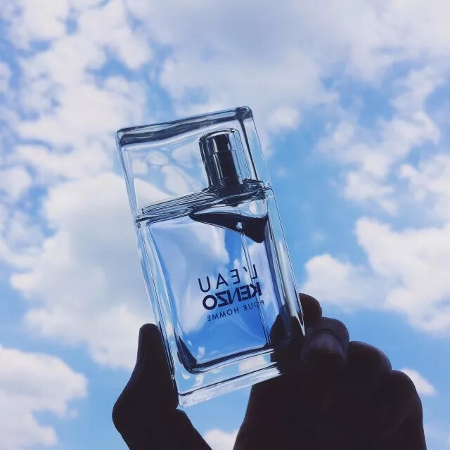 高田贤三 风之恋
Kenzo L'Eau par Kenzo pour Homme
这款香水一闻就让人想到两个字——“自由”，充满生气令人振作。就像自由自在的射手。
前调是柠檬味夹杂着水汽，沁人心脾，中调的莲花水生感加上薄荷的冷冽，就是自由的气息。尾调温和的麝香加雪松，延续了清新感又加重了层次。就像一个穿着白衬衫的男孩从海边慢慢像你走来。