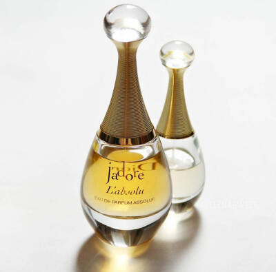 Dior 真我
金子般璀璨的Dior – j'adore Dior真我香水，延续了迪奥风的花香调，前调清新，中调同紫罗兰和兰花一同沉醉，玫瑰的芬芳为你解忧，尾调一滴葡萄酒混着麝香与木头味会将所有的不快乐统统抛开。和花漾甜心…