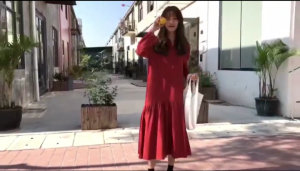 韩版衬衫连衣裙
看似简单 但上身后效果很惊艳的一款连衣裙 个人很喜欢 真的要安利给你们 衬衫领口配同色纽扣 很别致的设计 裙摆做了褶皱的设计 打破了整体的单调 整体版型宽松 穿上后舒适自在 面料是那种带有皱皱的料子 有点文艺的Fu 这款裙纸单穿灰常好看的呢 天冷的话 搭配毛衣、呢子外套都是可以的
砖红色/白色