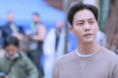 【陈伟霆 William Chan】171204 橙红年代 刘子光 探班 3680 x 2453 px (图源：微博 @小偲_XIAOSI weibo.com/1801234674/Fz0c8iBwQ)