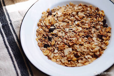 谷物什果酸奶，营养丰富的夏日轻食。
-自制的Granola （混合谷物坚果）
-搭配新鲜水果和自制酸奶。 ​【摄影／点味咖啡】