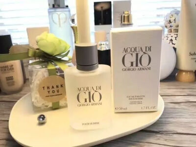 Acqua Di Gio by Armani 
Acqua Di Gio 中文名“寄情”，是经典的海洋气息香水，源自阿玛尼老先生对海水的迷恋。清新而咸湿的海风，糅杂着茉莉和风信子的花香和树木的味道，亲切舒服得好像体香，但自有一股让人迷恋…