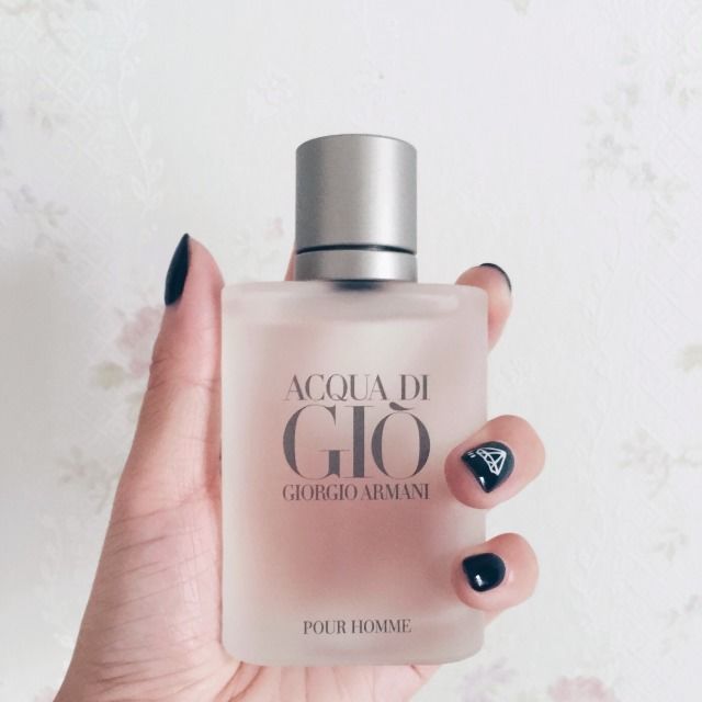 Acqua Di Gio by Armani 
Acqua Di Gio 中文名“寄情”，是经典的海洋气息香水，源自阿玛尼老先生对海水的迷恋。清新而咸湿的海风，糅杂着茉莉和风信子的花香和树木的味道，亲切舒服得好像体香，但自有一股让人迷恋的摄人气质，闻过便无法忘却。