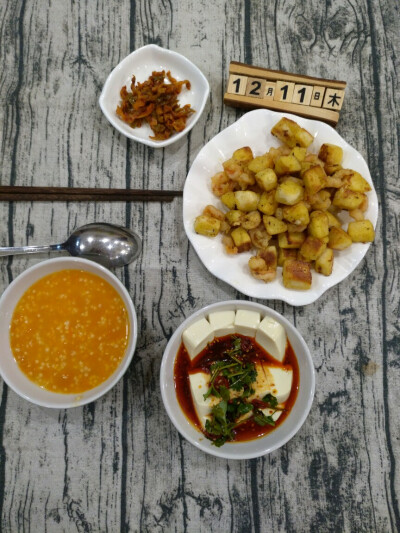 凉拌嫩豆腐+炒馒头虾仁+小米南瓜粥