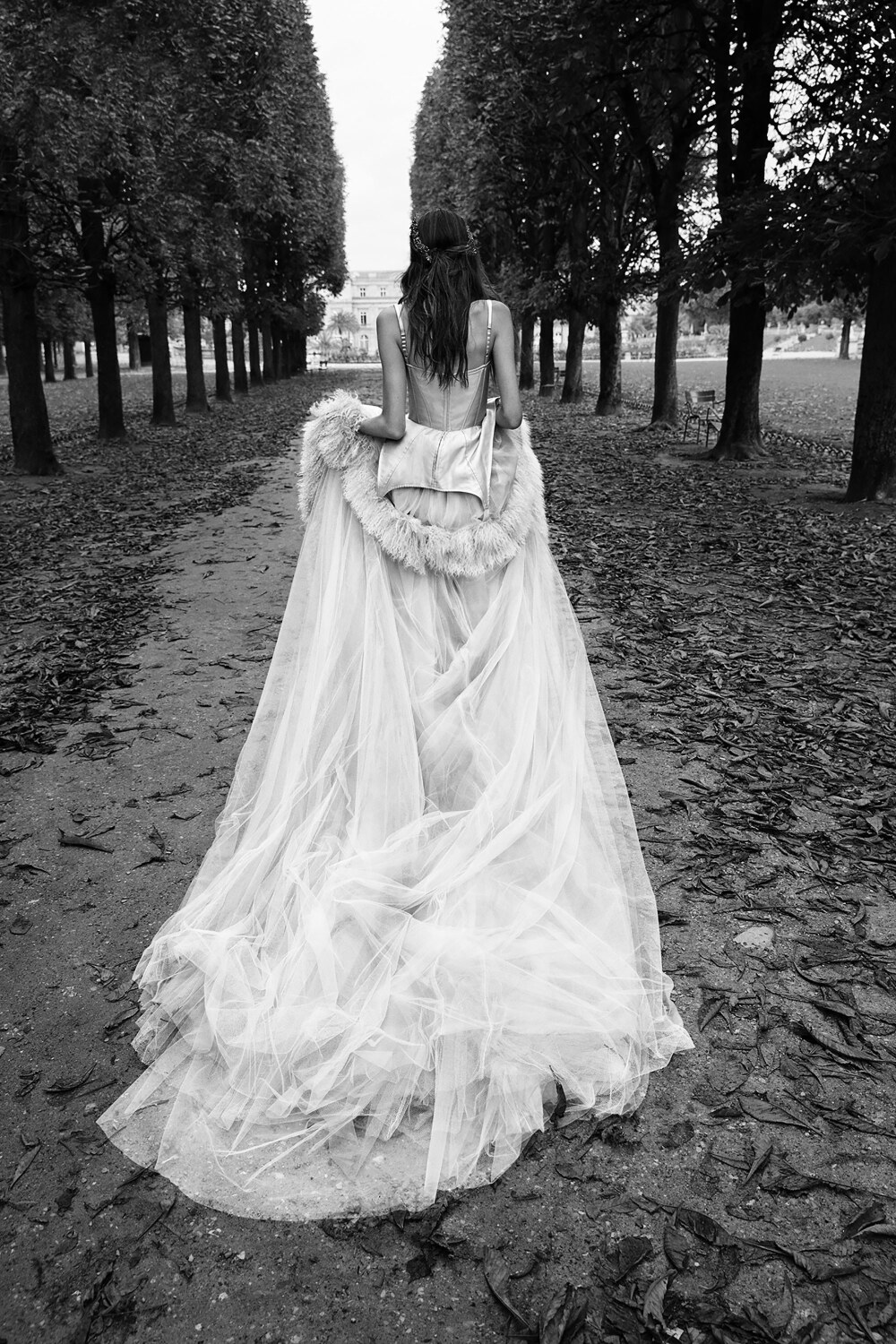 Vera Wang 携手摄影师Patrick DeMarchelier位于巴黎卢森堡花园拍摄2018秋冬婚纱系列