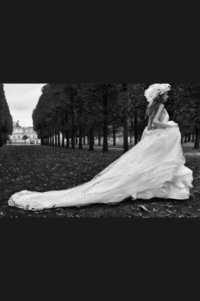 Vera Wang 携手摄影师Patrick DeMarchelier位于巴黎卢森堡花园拍摄2018秋冬婚纱系列
