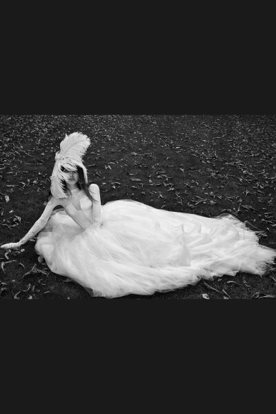 Vera Wang 携手摄影师Patrick DeMarchelier位于巴黎卢森堡花园拍摄2018秋冬婚纱系列