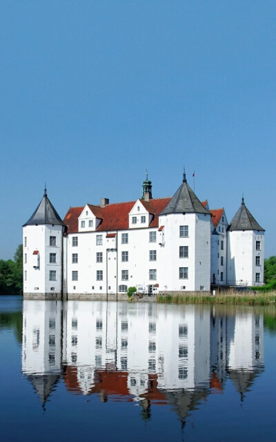 格吕克斯堡城堡是德国最大的水上城堡，历史悠久，雅致迷人