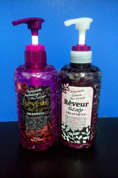 #安利种草##洗发#Reveur SCALP无硅油滋养洗发水&护发素，各500ML，日代55+55RMB入。多款可以选择，我这款粉色主打头皮护理，养发育发，保证看起来就很便宜，味道淡淡的。左边是洗发水，无色透明，流动性大，打出来泡…