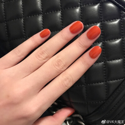 OPI NLV26 | it's a piazza cake
去年买的今天才翻出来，好看的南瓜色，暖光拍的自然光下看起来没那么红。 ​​​​