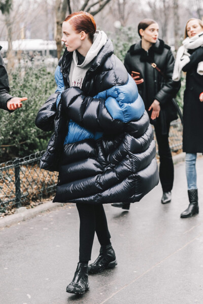 「欧美街拍」抓住冬天的尾巴，下雪天穿上羽绒服再出去浪几圈！